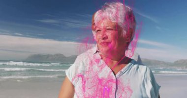 Çiftler plajda pembe tozla kendilerini kaplıyorlar, yüzen pazarlama ikonlarıyla. Romantik, şen şakrak, neşeli, açık hava, boş zaman