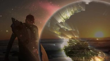 Sahil şeridinde duran ve elinde sörf tahtası olan bir adam. Teknolojik pazarlama için kozmik küre üst üste biniyor. Siluet, sahil, günbatımı, kozmik, uzay, okyanus, macera