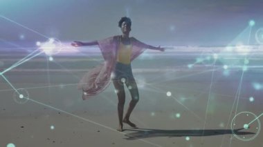 Kadın kumlu kıyı şeridi boyunca çıplak ayakla yürüyor, teknoloji ağının parlayan düğümlerle örtüşmesini gösteriyor. Gelecek, bağlantı, dijital, soyut, hareket, kıyı, yenilik