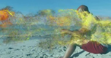 Sahilde oturan kıdemli adam, altın parçacık animasyonunun etrafta sürüklenişini izliyor, teknoloji temalı. Rahatlama, huzur, farkındalık, soyut, dijital sanat, sükunet, sağIık