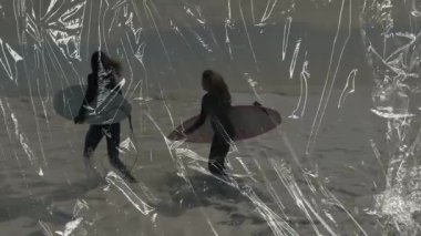 Erkekler ve kadınlar ellerinde sörf tahtalarıyla okyanusa yürüyorlar, teknik pazarlama için kırışıklık örtüsü var. Macera, spor, su sporu, minimalist, canlı, enerjik, takım çalışması