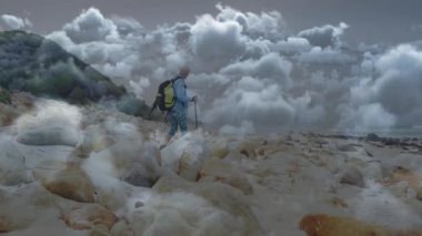 Sağlık için sırt çantasıyla Rocky Beach 'te yürüyüş yapan bir kadın. Animasyon kalp simgeleri ve veri tablosu kullanıyor. Macera, keşif, açık hava, aktif, vahşi doğa, fitness, doğa