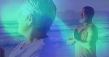 Olgun erkek ve kadın plajda yoga yapıyor, sağlık uygulaması solunum halkaları ve güneş simgeleri gösteriyor. Farkındalık, sükunet, refah, rahatlama, doğa, uyum, rahatlık