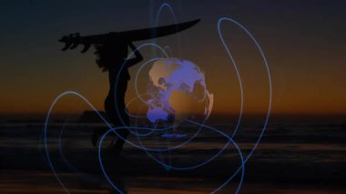 Gün batımında sörf tahtası taşıyan bir kadın, veri izlerini gösteren bir teknoloji küresi ile. Siluet, macera, yenilik, bağlantı, dinginlik, gezinti, keşif