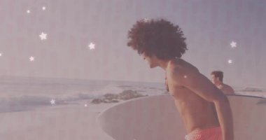 Pastel gökyüzünün altında dalgalara doğru yürüyen sörf tahtaları taşıyan üç sörfçü seyahat tasarımı sergiliyor. Sahil, deniz manzarası, spor, macera, boş zaman, açık hava, yaşam tarzı.