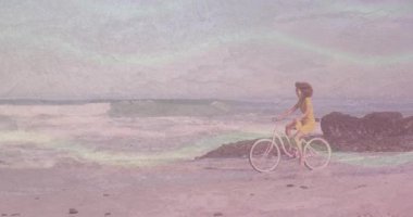 Kumlu sahil boyunca Pastel Pembe Bisiklet süren kadın animasyon pazarlama simgeleri ve grafikleri gösteriyor. Tatil, dinlenme, sükunet, pastel, özgürlük, seyahat tutkusu, açık hava.