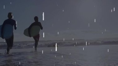 Kadın ve erkek kıyıya doğru sörf tahtası taşıyor, yıldız grafik pazarlama. Sahil, macera, yoldaşlık, canlı, açık hava, aktif, genç