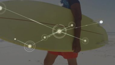 Sahilde sarı sörf tahtası tutan yaşlı kadın, teknoloji için soyut ağ örtüsü gösteriyor. Macera, canlılık, açık hava, canlı, aktif, sağlıklı, boş zaman