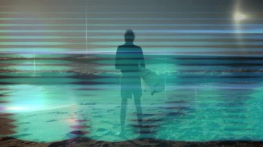 Sörf tahtası tutan kıdemli bir adam, okyanusun kenarında kumun üzerinde duruyor, hatalı çizgiler sergiliyor. Macera, sağlık, sükunet, dijital sanat, açık hava, esneklik, rahatlık