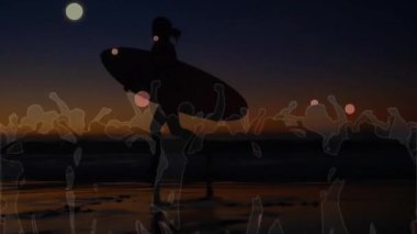 Günbatımında okyanustan çıkan sörfçü, hareketli spor seyircilerini ve ışık çemberlerini gösteriyor. Siluet, sahil, ufuk, gün batımı, yansıma, dalgalar, eğlence