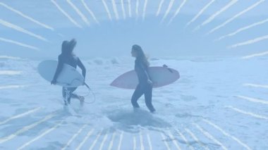 Okyanusun derinliklerine doğru yürüyen sörfçüler sağlık pazarlaması için yüzen kalp atış hızı grafiği gösteriyorlar. Macera, kıyı, dinamik, spor, canlılık, aktif, açık hava