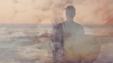 Sahil şeridinde duran erkek sörfçü, animasyon okyanus dalgası grafikleriyle seyahat reklamı sergiliyor. Macera, sükunet, doğa, seyahat, modern, dinamik, özgürlük