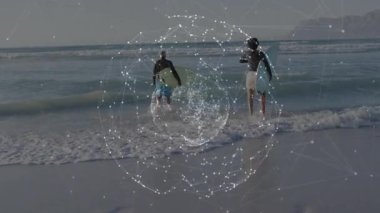 Kadın ve erkek, nazik dalgalar altında kıyıya doğru yürüyorlar. Teknolojik ağ, pazarlamacıları gölgede bırakıyor. Macera, boş zaman, açık hava, minimalizm, teknoloji, bağlantı, refah