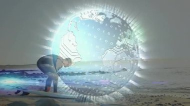 Sörfçü kayalık sahilde sörf tahtasının yanında çömelmiş, teknolojik dijital küreyi ikili kodla örtüyor. Macera, yenilik, teknoloji, bağlantı, açık hava, keşif, gelecekçilik