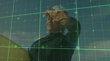 Dalış kıyafeti giymiş yaşlı bir kadın sahilde sörf tahtası tutan gözleri gölgeliyor. Teknolojik şebeke kaplamalı. Macera, keşif, yenilik, açık hava, eğlence, fitness, fütüristik