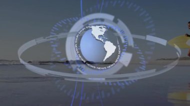 Kadın ve erkek sörfçüler plajda koşuyor, haber bülteni HUD halkalarıyla sörf tahtaları taşıyorlar. Teknoloji, macera, eğlence, manzara, modern, canlılık, refah