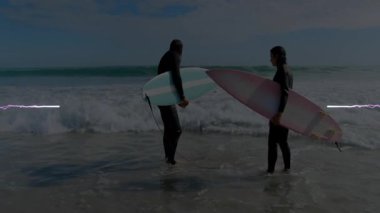 Okyanus suyunda sörf tahtası taşıyan arkadaşlar, animasyon mor ışık çizgileriyle sergilenen teknoloji. Macera, takım çalışması, teknoloji, dijital sanat, deniz, bağlantı, enerji