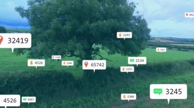 Kırsal alanlarda görselleştiren büyük yeşil ağaç, yüzen kırmızı iğne sohbet bildirim simgeleri gösteriyor. Doğa, manzara, kırsal alan, veri görselleştirme, kırsal, tarım, dinginlik