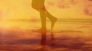 Gün batımında kumlu sahilde yürüyen bir kadın, sağlık verilerini yansıtan animasyon sağlık simgeleriyle. Deniz manzarası, sükunet, zarafet, doğa, dinginlik, yansıma, sağIık