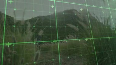 Otlar arasında dağ patikalarını araştıran iki yürüyüşçü yeşil dijital şebeke üzerinden teknolojilerini gösteriyorlar. Macera, keşif, vahşi doğa, yenilik, açık hava, deniz yeşili, dinamik