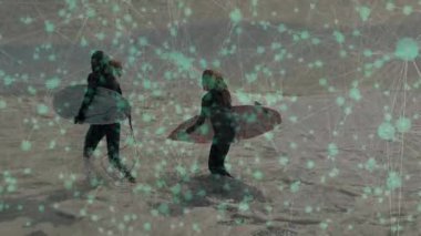 Okyanusa dalan sörfçüler sağlık kampanyası için kalp atış hızı grafiği sergiliyorlar. Macera, spor, kıyı şeridi, spor, yaşam tarzı, açık hava, etkinlik