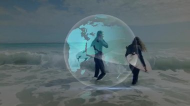 İki sörfçü pazarlamada sörf tahtasıyla dalgalara doğru koşuyor, dünya yüzeyini ve ışık çizgilerini gösteriyor. Küresel, macera, enerji, yaşam tarzı, canlı, takım çalışması, kıyı