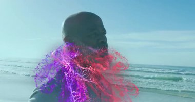 Sahilde duran bir adam, dönen mor ve kırmızı parçacık efektleriyle ortaya çıkan bir teknoloji konsepti. Dijital sanatçılık, fütüristik, düşünceli, minimalist, dinginlik, yenilik, soyut