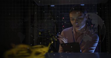 Beyaz kadın çalışanın sunucu odasında veri işleme görüntüsü. Küresel iş ve dijital arayüz kavramı dijital olarak oluşturulmuş görüntü.