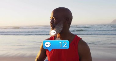 Sahilde dikilen adam pazarlama reklamları yolluyor, sohbet baloncukları ve mavi uyarı 47 gösteriyor. Açık hava, iletişim, dijital, boş zaman, rahatlama, çağdaş, yaşam tarzı