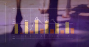 Güneş ışığında hareket eden at toynakları dijital çubukları, çizgi grafiklerini ve dalga formlarını canlandırıyor. At, analitik, fütüristik, açık hava, dinamik, performans, teknoloji