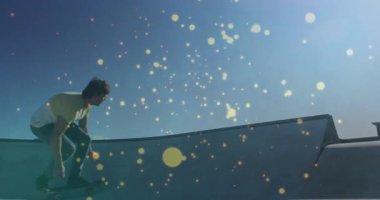 Erkek kaykaycı şehir kaykay parkında numaralar yapıyor, altın bokeh ile spor pazarlamasını arttırıyor. Macera, eylem, kentsel, dinamik, spor, enerji, hareket