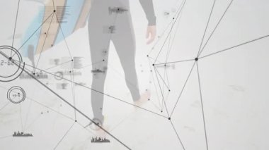 Kumun üzerinde pastel sörf tahtası tutarken dijital düğümler içeren sörfçü vücudu. Plaj, teknoloji, manzara, modern, açık hava, bağlantı, boş zaman