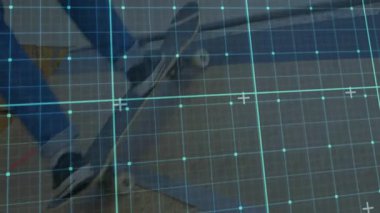 Kaykay taş çıkıntının üzerinde süzülüyor, sarı tekerlekleri gösteriyor, donanma ayakkabıları dijital cyan ızgaranın altında. Kentsel, aşırı, dinamik, yenilik, teknoloji, fitness, macera