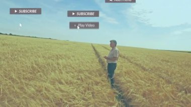 Elinde tablet tutan adam buğday tarlasında duruyor, yüzen sosyal medya teknisyenleri bildiriyor. Doğa, teknoloji, iletişim, kırsal, modern, bağlantı, manzara