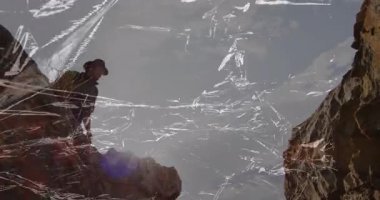 Teknoloji gösterisiyle Rocky Canyon 'da yürüyüş yapan biri çizik film kaplaması ve sırt çantası etiketi gösteriyor. Macera, keşif, dayanıklılık, esneklik, manzara, grafik, açık hava