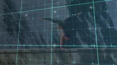 Kentsel teknoloji sahnesinde beton çıkıntıda amuda kalkan bir kadın, deniz mavisi şebekesini gösteriyor. Eylemcilik, refah, denge, modern, açık hava, kentsel, yenilik