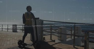 Arttırılmış gerçeklik teknolojisi grafiklerini deniz kenarında gösterirken scooter 'ı kavramış bir kadın. Macera, modern, canlı, açık hava, teknoloji, keşif, şehir