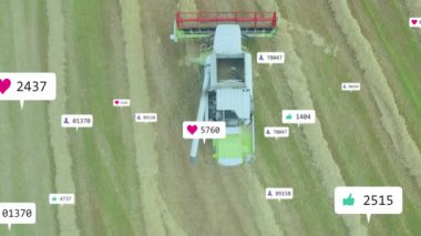 Çizgili alanda hareket eden hasat makinesini birleştirin, yüzen sosyal simgeler nişan ölçümlerini gösteriyor. Tarım, tarım, hava, panoramik, dijital, yenilik, verimlilik