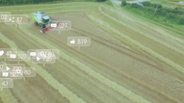 Buğday kesen hasatçılar çizgili sakal bırakır, yüzen sosyal simgeler bağlılığı gösterir. Tarım, makine, yenilik, dijital, üretkenlik, manzara, teknoloji