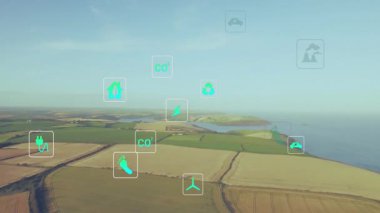 Mavi denize karışan altın alanlar, yenilenebilir enerji kavramlarını vurgulayan yüzen yeşil simgeler. Sürdürülebilirlik, yenilenebilirlik, çevre dostu, koruma, yeşil teknoloji, manzara, temiz enerji