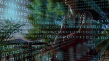 Elinde kırmızı ceketi olan bir kadın kampüs çimlerinde oturuyor, dijital teknoloji ikili kodlarını gösteriyor. Teknoloji, yenilik, açık hava, tefekkür, modern, profesyonel, doğa