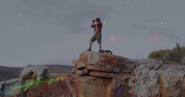 Dürbünle tepeleri tarayan adam eğitim için animasyon haritası sunuyor. Macera, keşif, vahşi doğa, seyahat, manzara, engebeli, keşif