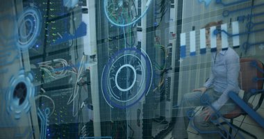 Veri üzerinde çember oluşturma ve bilgisayar kablolarını kontrol eden beyaz kadın. bilgisayarlar, ağ, veri işleme ve dijital arayüz kavramı dijital olarak oluşturuldu.