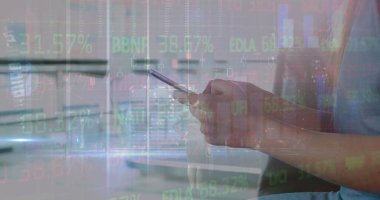 Akıllı telefon kullanan beyaz iş kadınının istatistik ve veri işleme görüntüsü. Küresel veri işleme, bağlantılar ve dijital olarak oluşturulmuş iş konsepti.