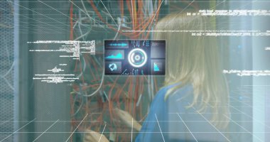 Kafkasyalı kadın bilgisayar sunucusu üzerinden tarama ve veri işleme görüntüsü. küresel hesaplama ve veri işleme kavramı dijital olarak oluşturulmuş resim.