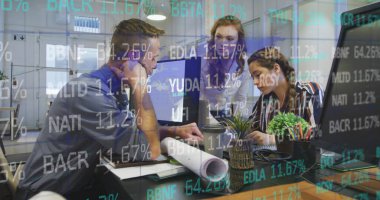 Çeşitli iş adamlarının konuştuğu veri işleme görüntüsü. Küresel iş ve dijital arayüz kavramı dijital olarak oluşturulmuş görüntü.