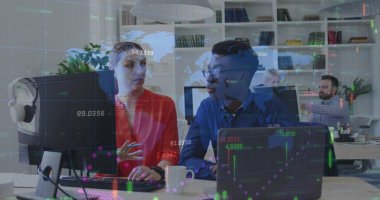 Çeşitli iş adamlarının konuştuğu veri işleme görüntüsü. Küresel iş ve dijital arayüz kavramı dijital olarak oluşturulmuş görüntü.