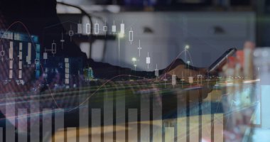 Akıllı telefon kullanan iki ırklı adamın üzerindeki grafikler ve yol trafiği. Ekonomi, finans, iletişim ve teknoloji konsepti dijital olarak oluşturulmuş görüntü.