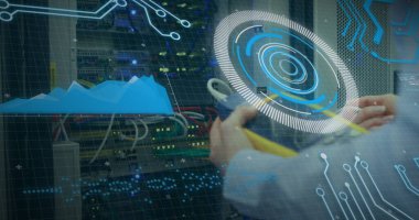 Arka plandaki bilgisayar sunucusu üzerinden tarama ve veri işleme görüntüsü. küresel hesaplama, bağlantılar ve veri işleme konsepti dijital olarak oluşturulmuş resim.