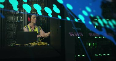 Beyaz kadın çalışanın sunucu odasında veri işleme görüntüsü. Küresel iş ve dijital arayüz kavramı dijital olarak oluşturulmuş görüntü.